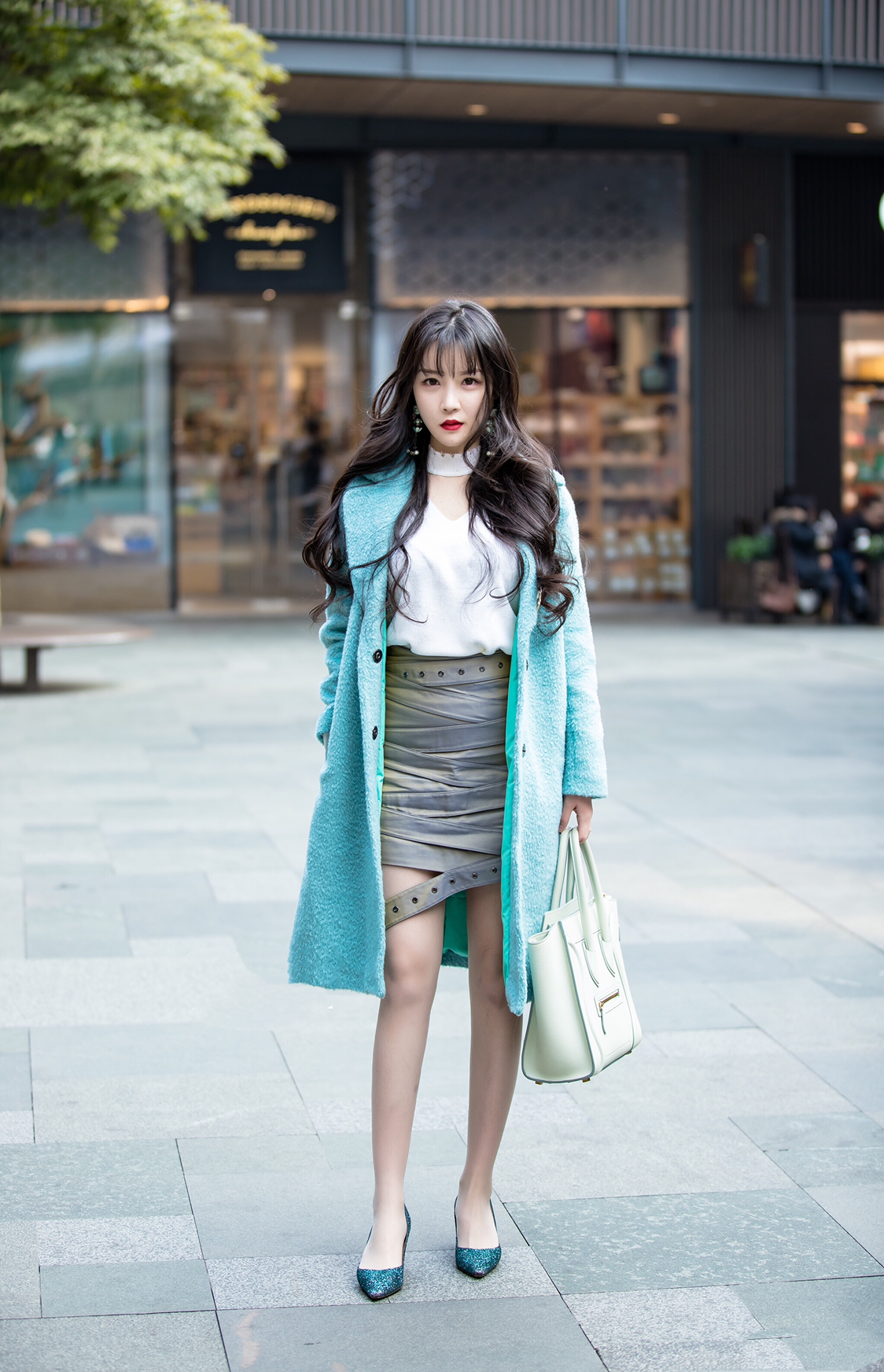 图五:这两位小姐姐的穿搭都是时尚青春哦,让我们仔细来看看,左边的