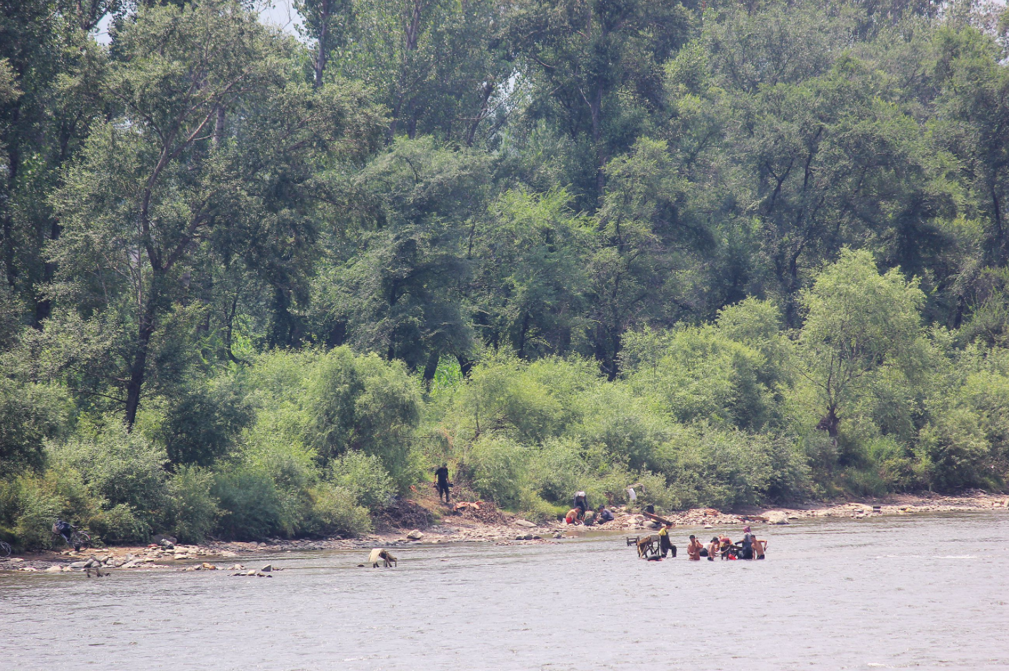 朝鲜掠影:站在江边拍摄朝鲜普通百姓的生活!