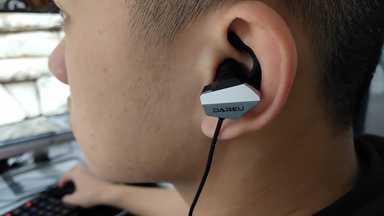 对比四款入耳式电竞耳机!谁更值得入?