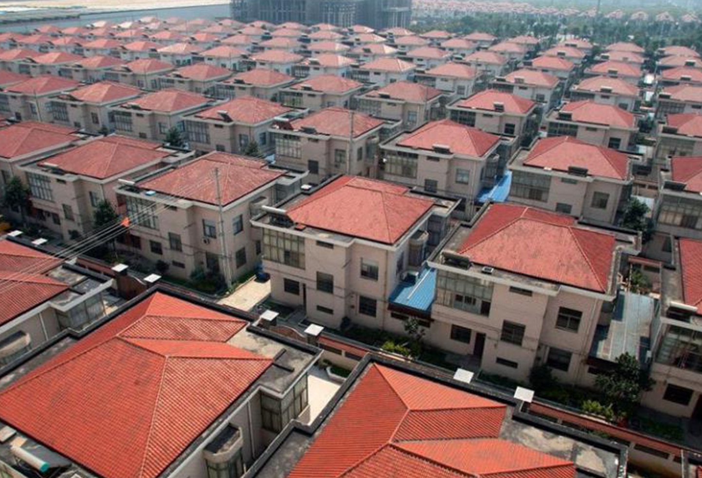 长江村为每户提供一套别墅,给每个村民2万元,让长江村民家家住别墅及