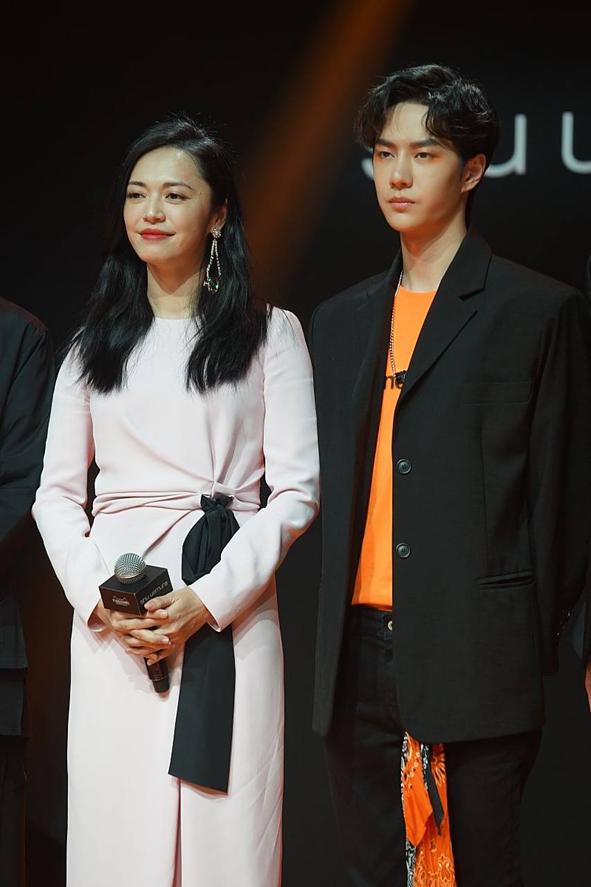 舒淇肖战活动同框合照 网友直呼"梦回燃烧吧少年"