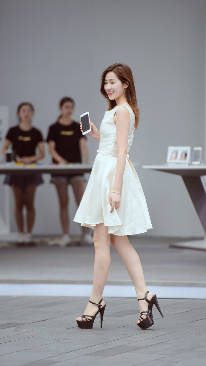 小妹身穿短袖上衣搭配一件白色棒球帽,相当有活力,身材非常棒