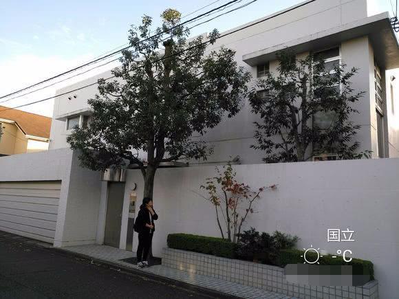 山口百惠的家,与周围的房子装修风格不同,报警设备一应俱全