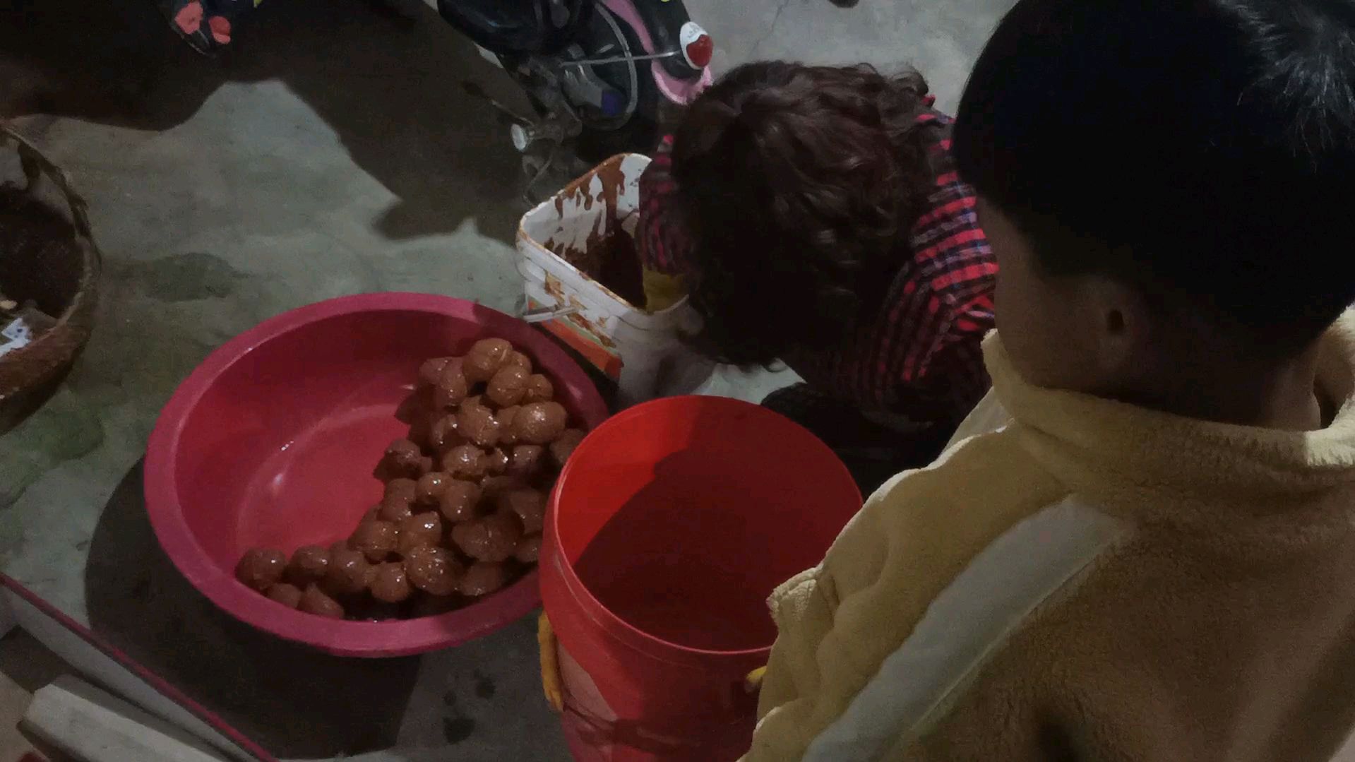 黄泥腌咸鸭蛋你见过吗?现在都是盐水泡很少见这么传统的手艺了