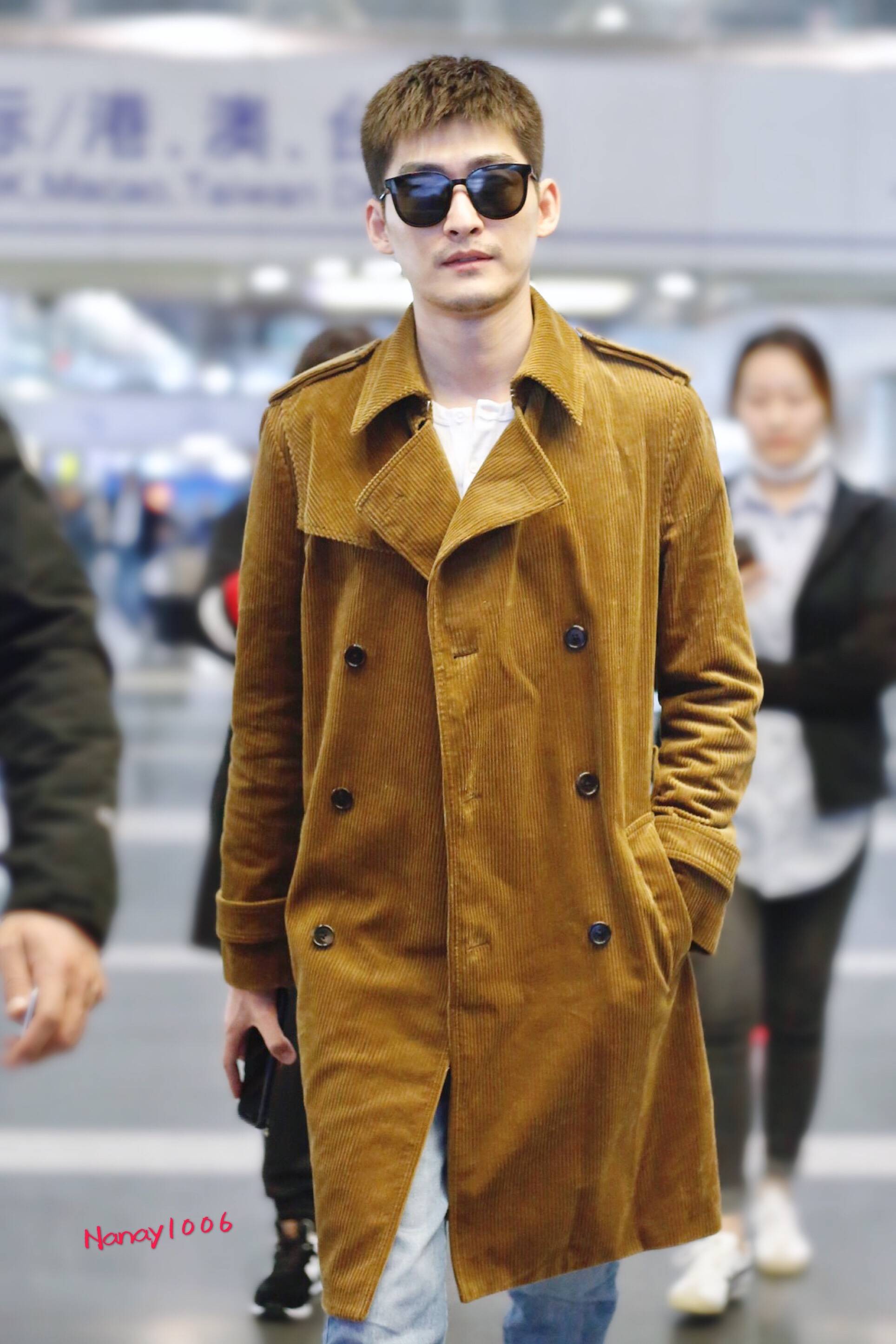 张翰戴墨镜穿棕色长款大衣现身机场,皮肤白皙帅气十足