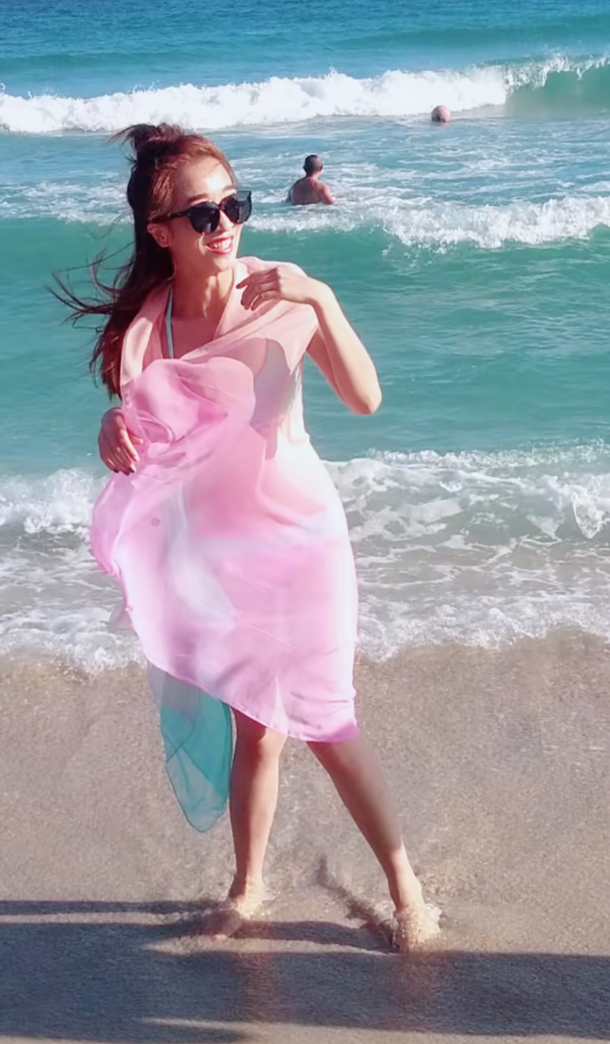 随拍:海边比基尼美女千千万,丰满身材让海边整个火起来了