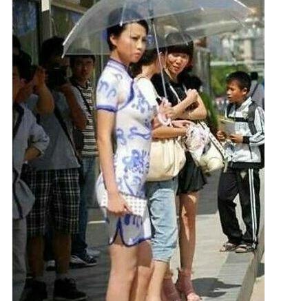 画的衣服在街上走图片