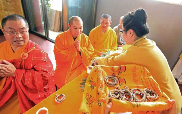 悬壶济世!身体康健却预感大限将至,开缸后成肉身菩萨散发芳香