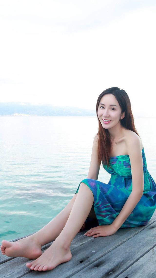 娄艺潇海边沙滩唯美写真,女神气质