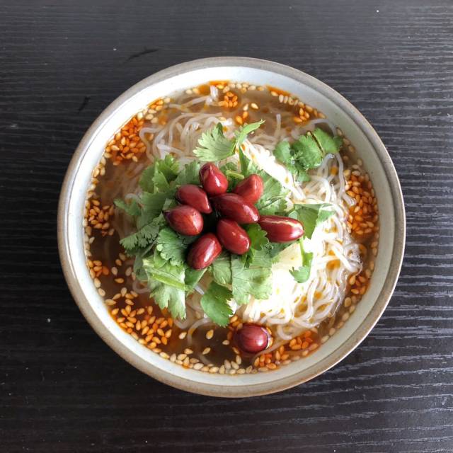 第11步,摆入炒熟的花生米即可. 小贴士: 米粉切忌煮的时间过长.