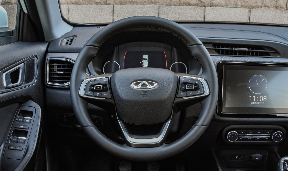 方向盘操控感也不错的,在路上超车很方便,转向性很强手感也好,开起来