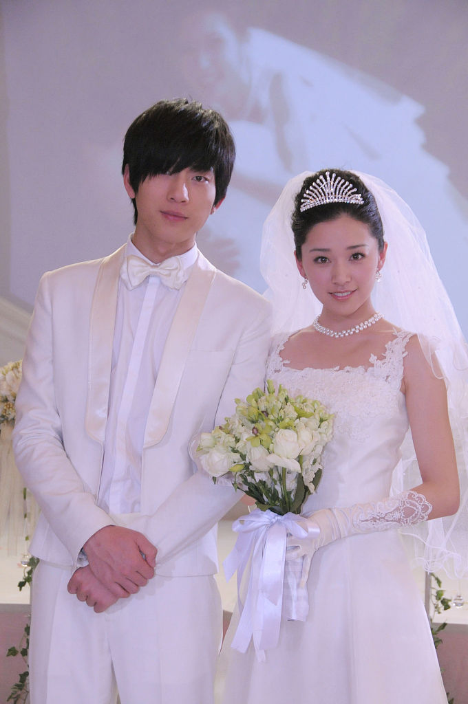 阚清子相亲被介绍小8岁男模 21岁"结婚照"曝光皮肤嫩出水