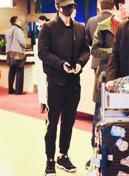 华晨宇机场语出惊人,上百粉丝瞬间扎心,一人当众表示绝交