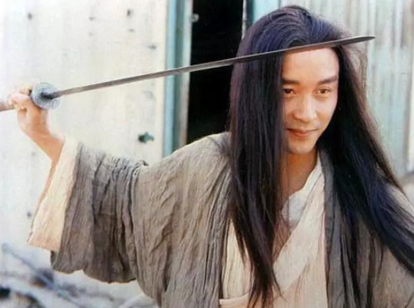 张国荣长发飘飘时,一手拿着剑,风流倜傥,英俊潇洒,一股随心所欲的感觉