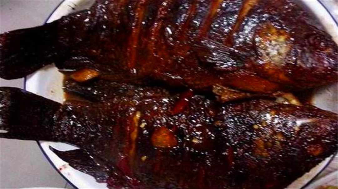 女友做的"黑暗料理",红烧鱼变成煤灰鱼,让男友难以下嘴!