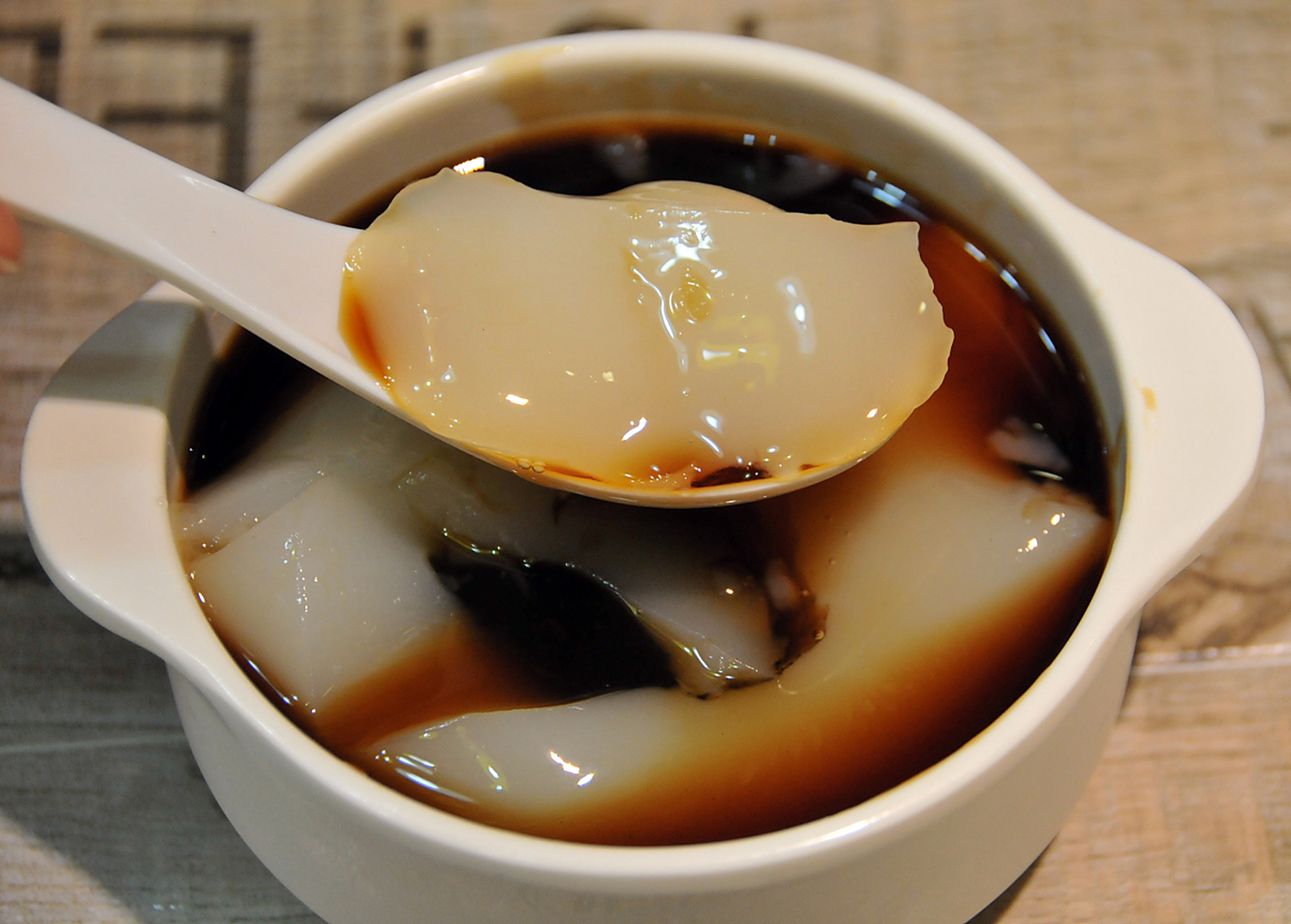 在美食之都宜宾,双河镇葡萄井的凉糕是一道深受人们喜爱的传统甜品.