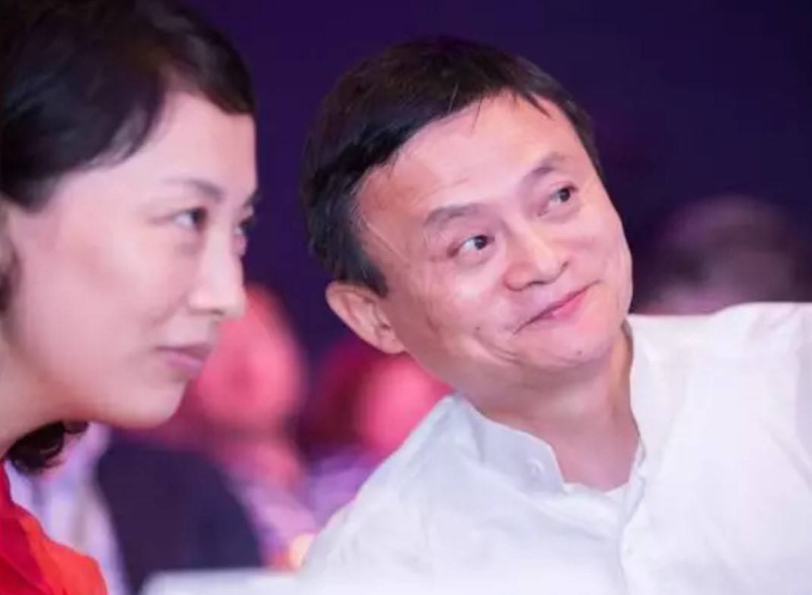 马云创业初期,承诺前台小妹干满10年就给2亿,如今成了这样