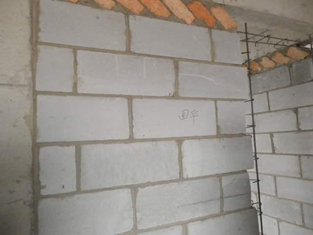砌墙顶部为什么要做斜砌砖块?监工说这是规范,可我看了只是摆设