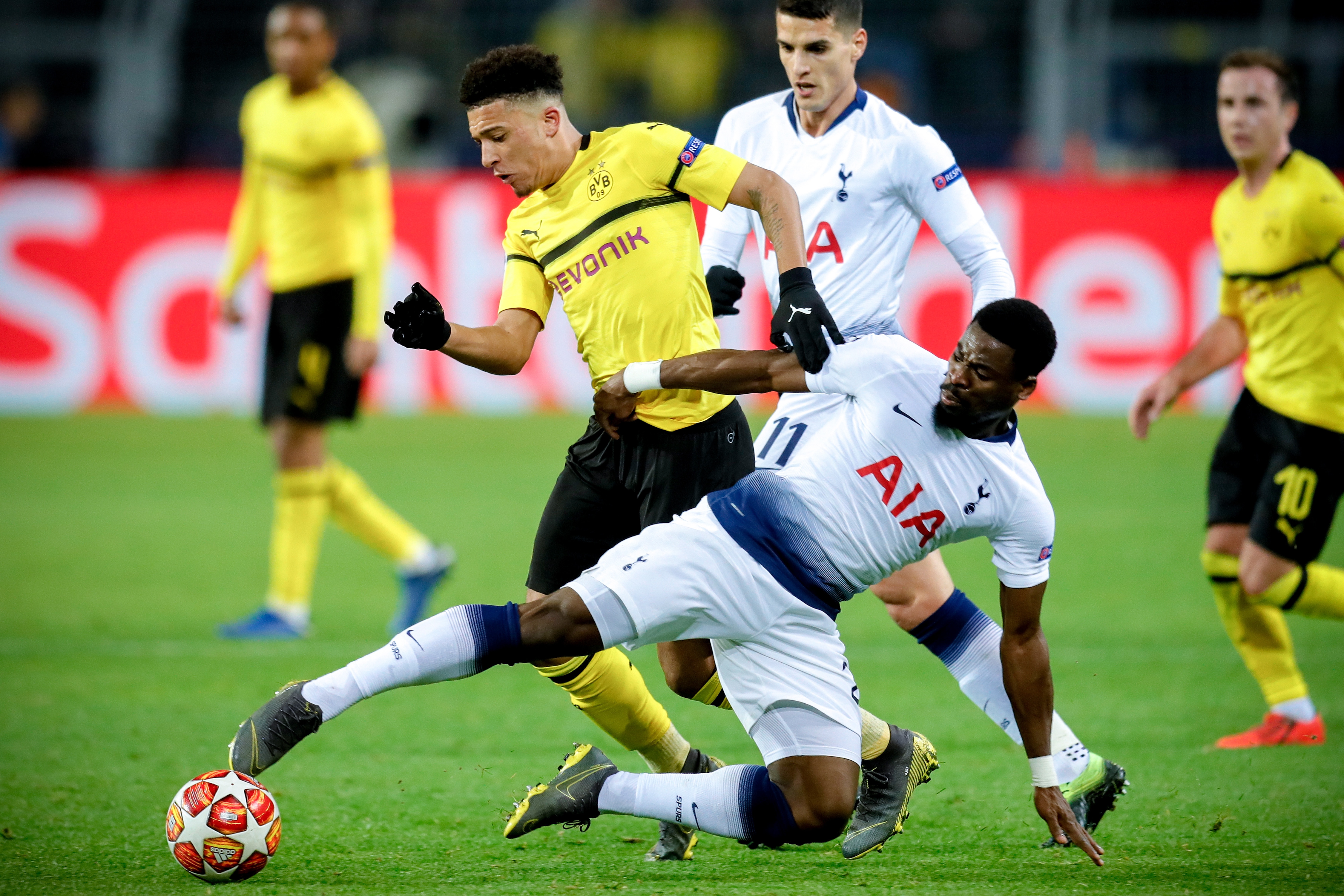 足球——欧冠联赛:热刺晋级八强