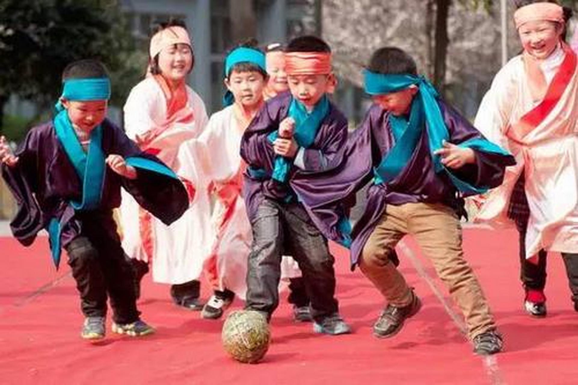 蹴鞠,就是用足去踢球.这是古代清明节时人们喜爱的一种游戏.