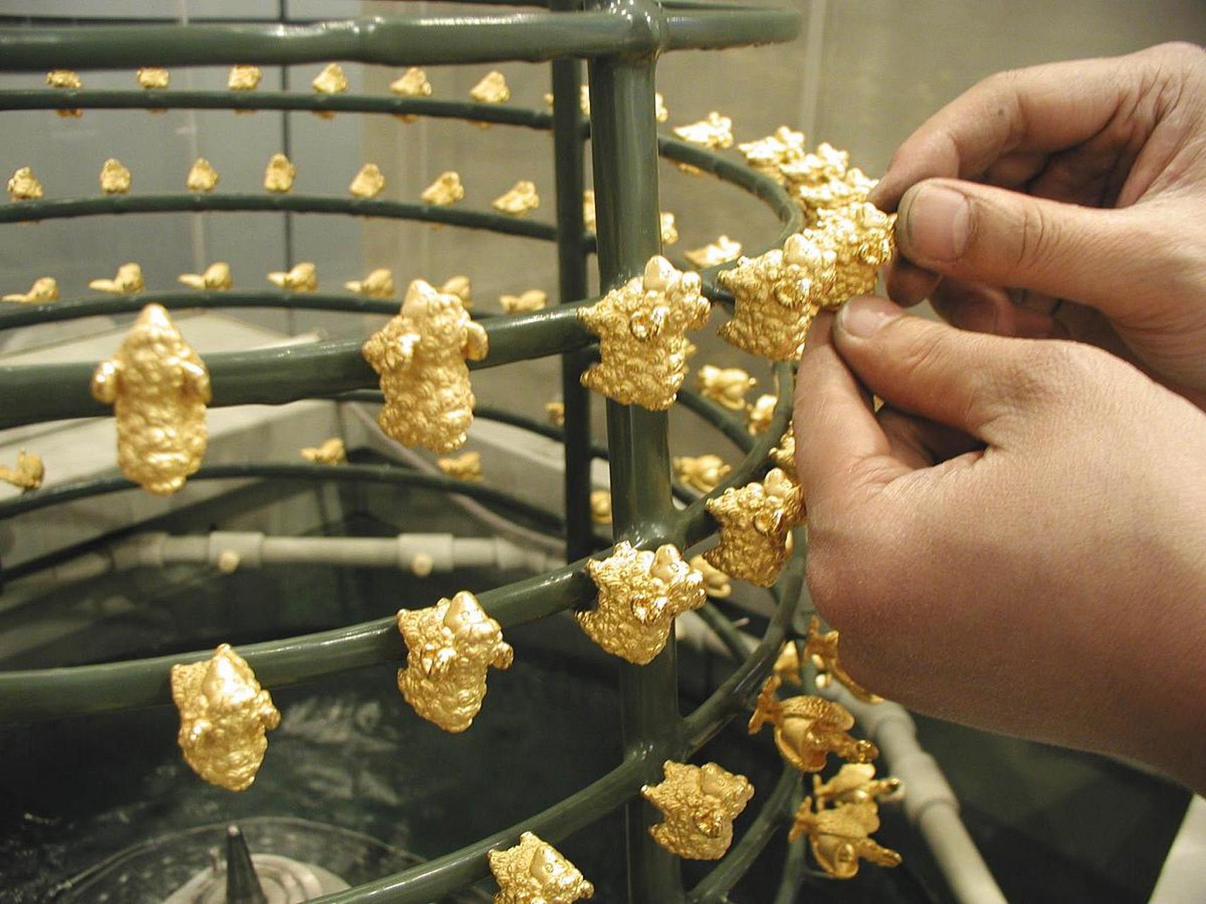 镀铑钌工艺的主要步骤是将铑和钌的混合物溶解在一种无氧的溶剂中