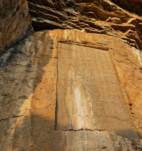 济南山野间这张大石头床都包浆了,得有多少人在上面躺过啊?