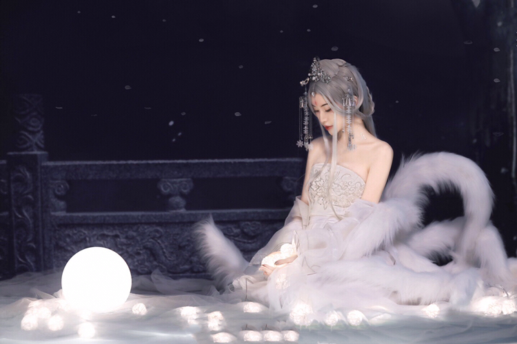 《白狐》主题古风服饰:美女是身材与美貌并存,皮肤也是真好!