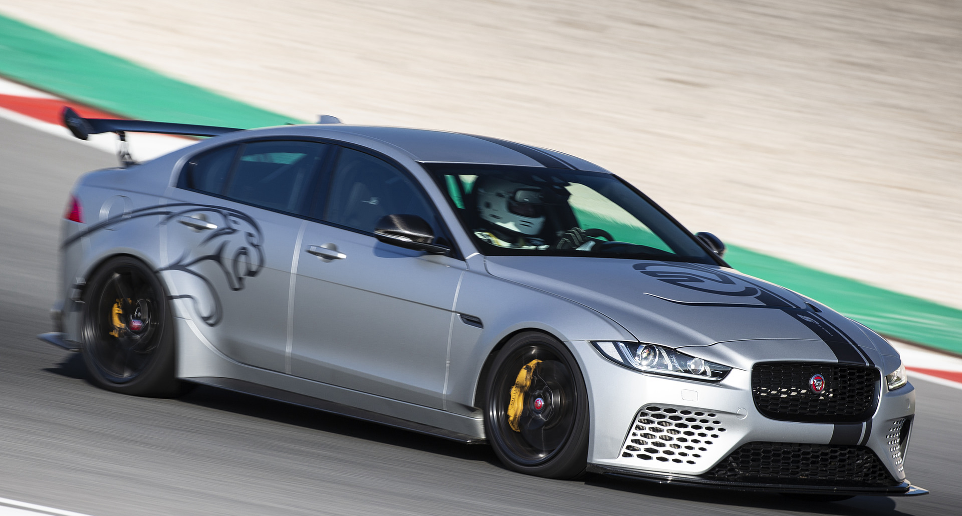 捷豹发布了有史以来最强大,最灵活,性能最出色的运动轿车!