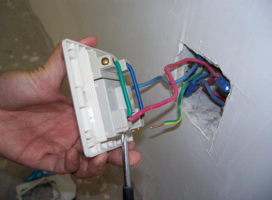 家里插座脱落了怎么办?别傻傻请人维修了,靠自己轻松搞定!