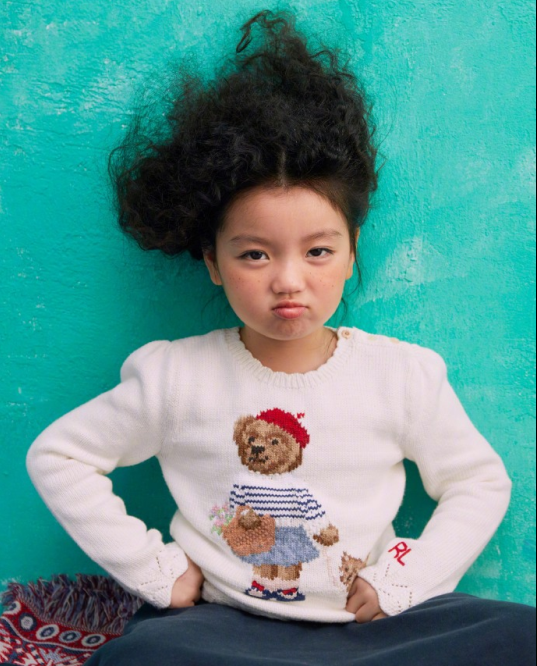 阿拉蕾晒学舞练功照,长胖不少的蕾宝开心秀一字马,柔韧性超好