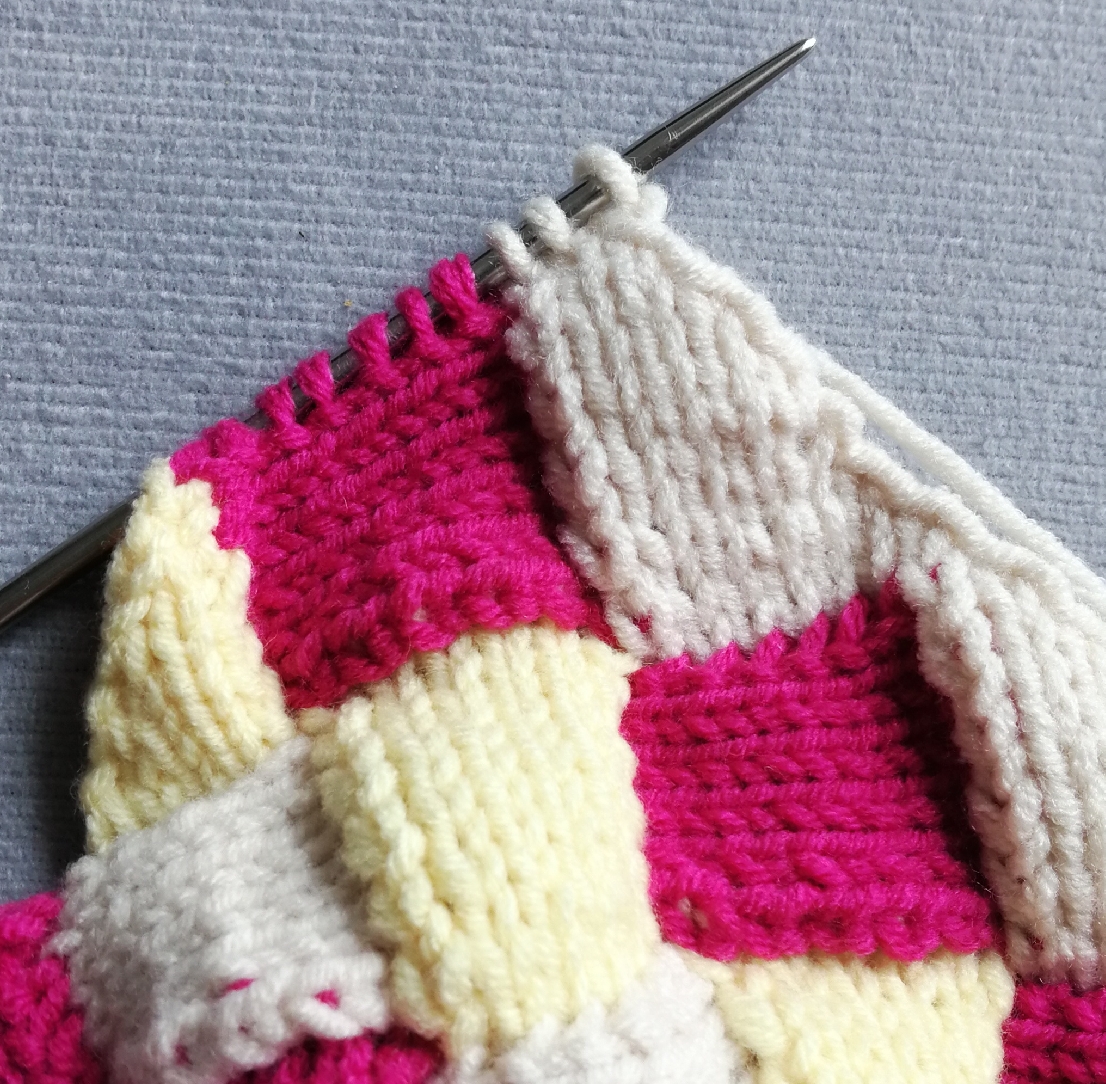 不用缝合也能织方块花样,多个颜色搭配效果不错