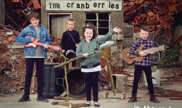 今日娱乐:《夏洛特烦恼》一案影评人败诉,小红莓发布新专首支单曲