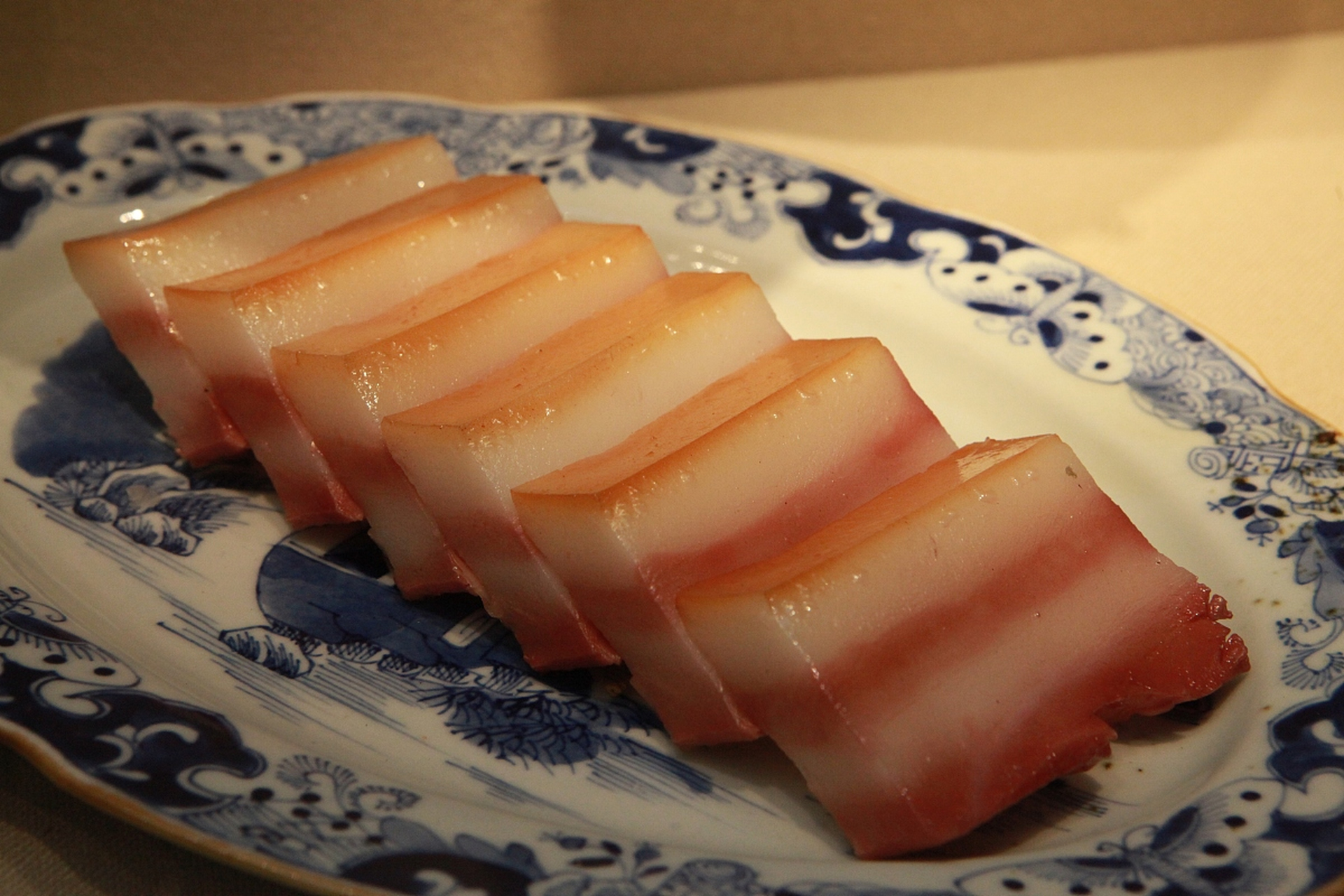 白糖水晶肥肉是一道以糖色甘甜和肥肉鲜香相结合的美食,通过炒制糖色