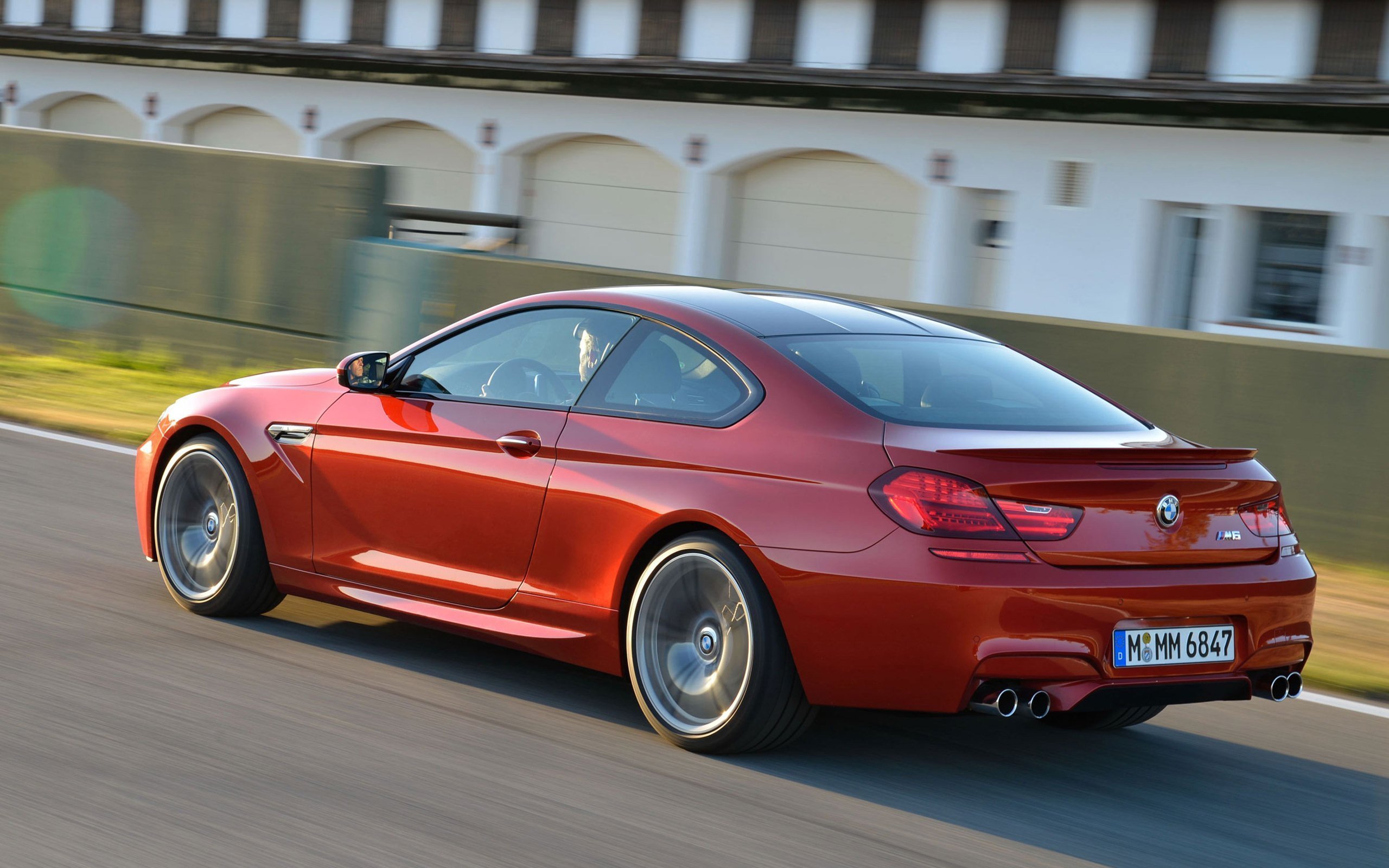 开着这样一辆红色汽车疾驰,这是一件多么酣畅淋漓的事情.