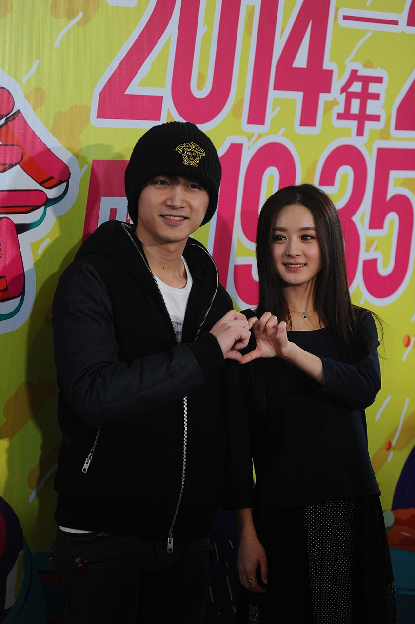 "赵丽颖一脸期待地看着陈晓娇嗔道:"你说话呀!