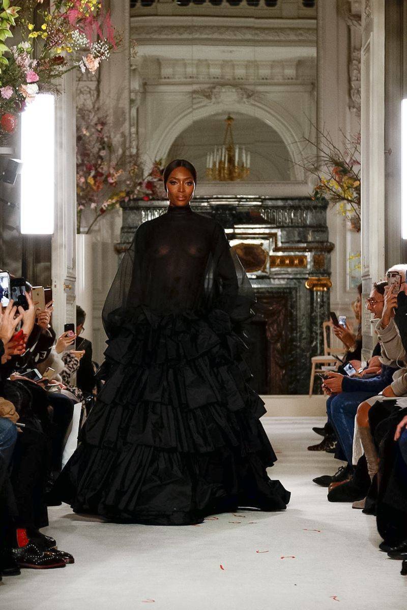 超模老米今年首秀,为华伦天奴闭秀,最后还哭了