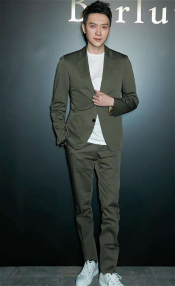 冯绍峰:完美的身材比例,看这逆袭的大长腿,着实让人心动