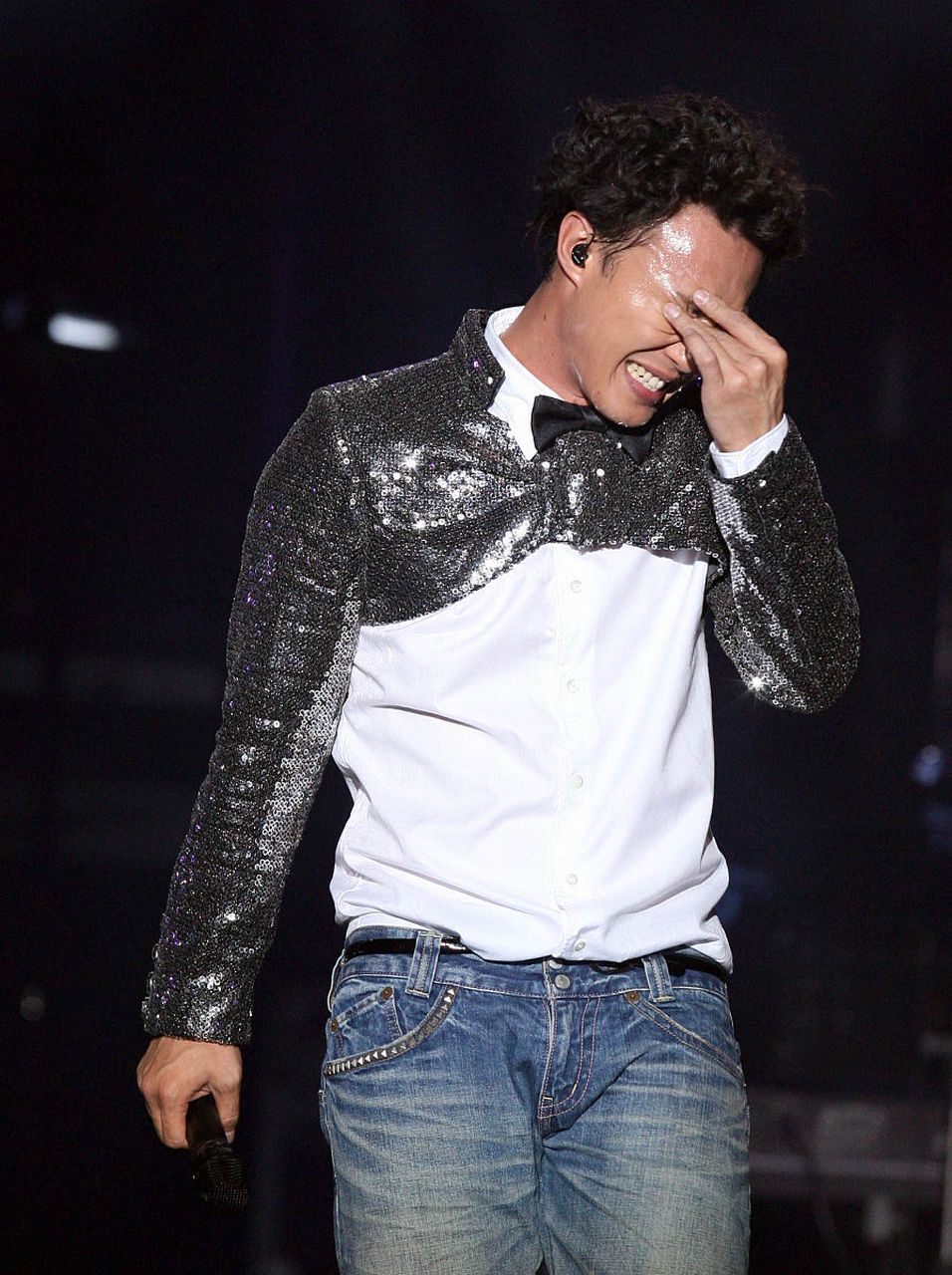 重提当年摔破睾丸意外 #陈奕迅演唱会#   陈奕迅(eason)日前在小巨蛋