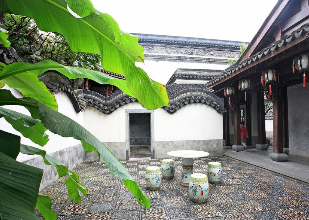 地方总是拥有魔力,不管你什么时候来到这里,院子里的芭蕉都是绿油油的