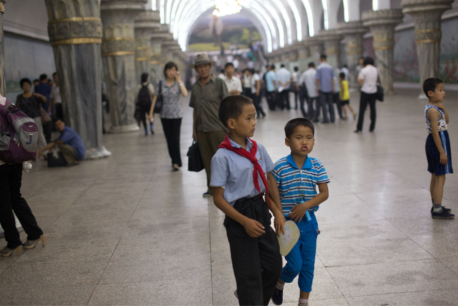 图为朝鲜平壤地铁站内的两名朝鲜小孩,一名小孩戴着红领巾,一名朝鲜