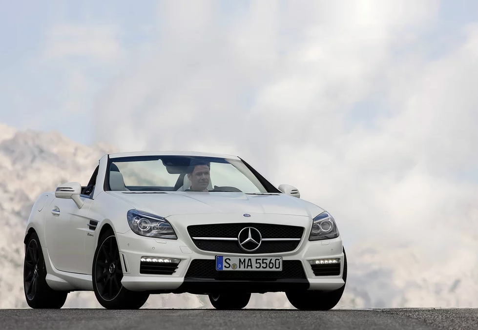 这款梅赛德斯-slk级amg的外观自己觉得满意,大气,稳重,大爱.