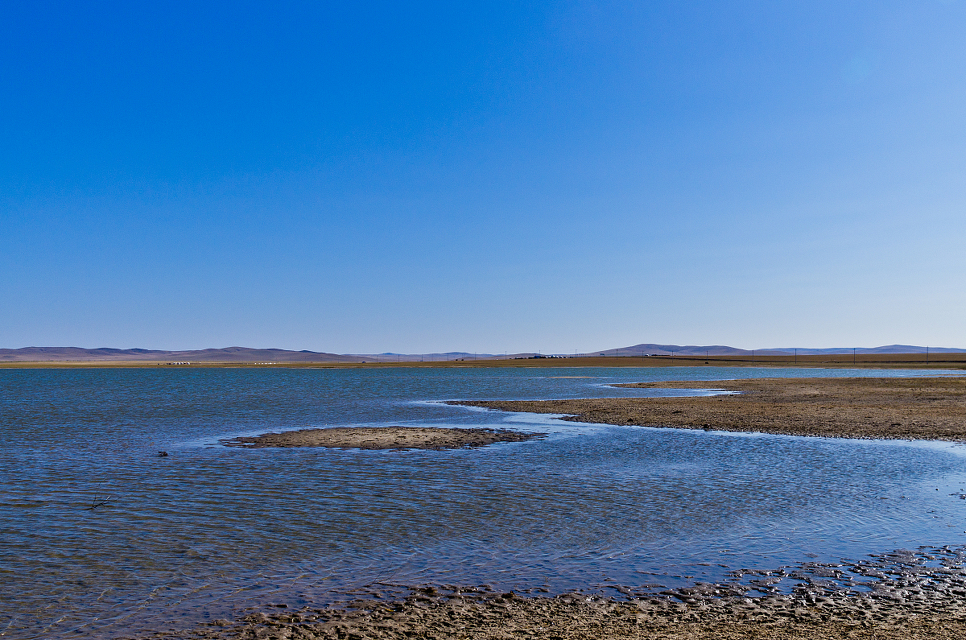 锡林郭勒盟位于内蒙古中部,拥有广袤的草原,清澈的湖泊,壮观的沙漠