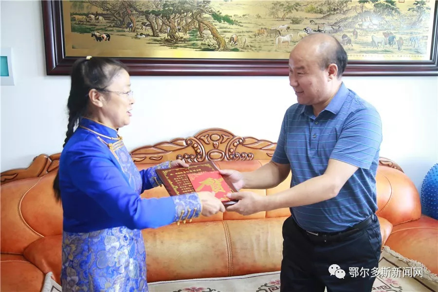 鄂尔多斯市委副书记,代市长斯琴毕力格看望慰问退休教师和一线教师