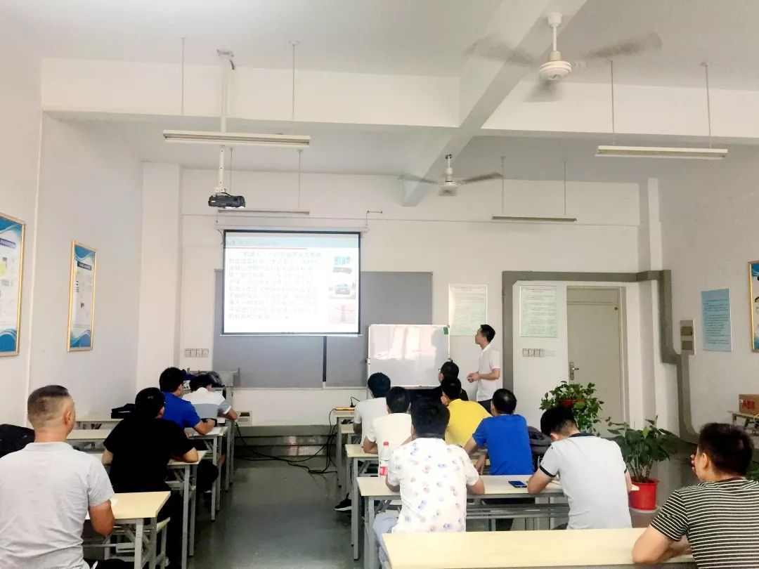 金石兴机器人教师故事:用平凡铸就非凡 用匠心守望初心