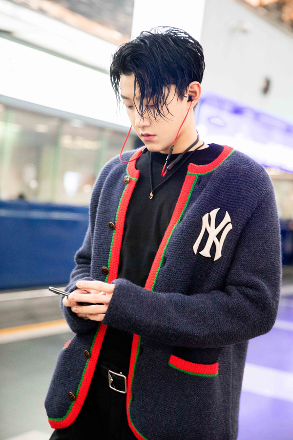 范世錡湿发现身机场 与箱子玩耍童趣十足