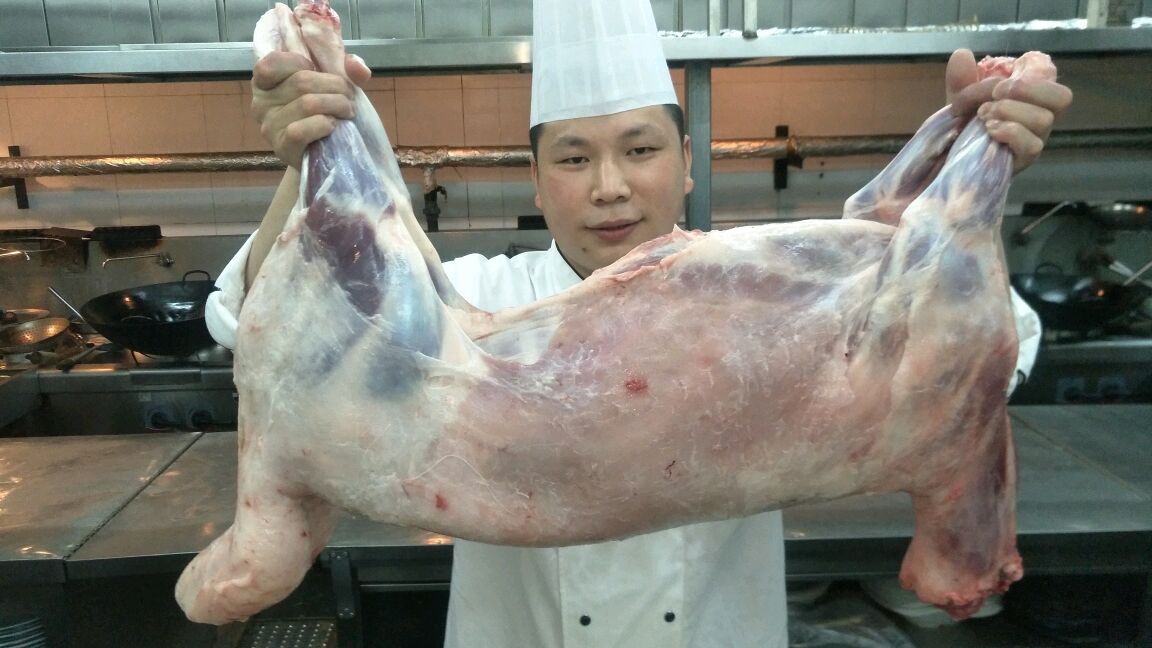 酒店大厨教你：“烤羊肉串”的选料部位和羊肉串的烧烤制作全过程