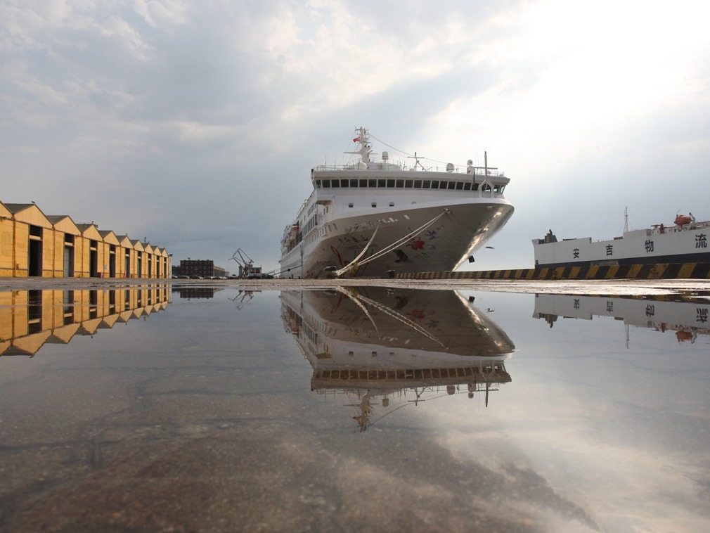 中国航海"巨轮时代":超级货轮停靠美国引民众惊呼