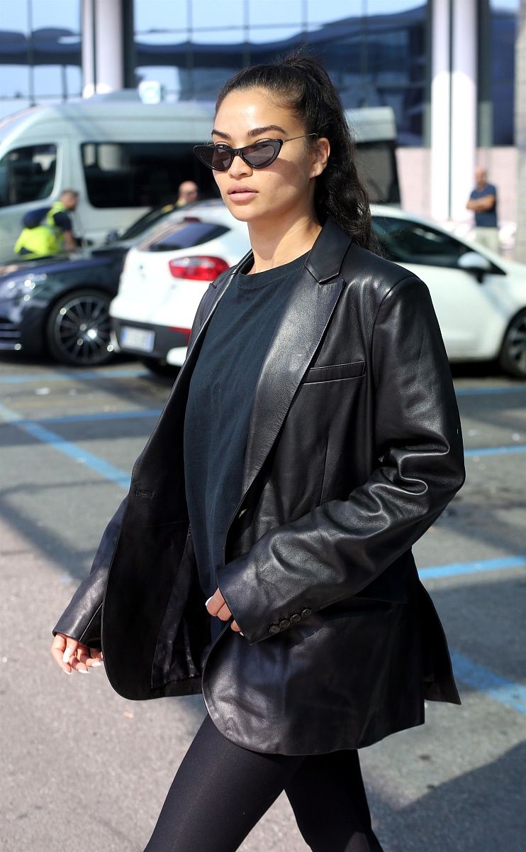 沙妮娜·谢克街拍:皮西装搭配legging帆布鞋酷劲十足