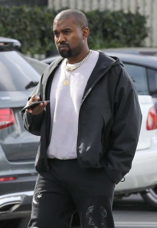 "侃爷"坎耶·维斯特穿潮鞋出街,一路看手机成低头族