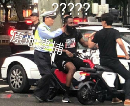 哈登骑电动车违章,被交警拦住,网友:唯有上海交警能单防哈登